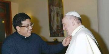 El padre Gervasio Silva junto al Papa Francisco\u002E (Foto: Facebook)