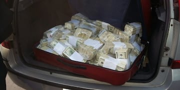 - FTP CLARIN - _DAV0962.jpg - Z FTP Fernandez - fernandezrnrnrnCORRIGE CRu00c9DITO BAS100.- BUENOS AIRES (ARGENTINA), 15/06/2016.- Fotografu00eda cedida este martes 14 de junio de 2016 por la Policu00eda de la provincia de Buenos Aires del dinero que supuestamente ocultaba el diputado del Parlasur argentino Josu00e9 Lu00f3pez, quien fue secretario de Obras Pu00fablicas durante el kirchnerismo (2003-2015), detenido ayer en la provincia de Buenos Aires, informaron a Efe fuentes policiales. EFE/Policu00eda provincia de Buenos Aires/SOLO USO EDITORIAL/Mu00c1XIMA CALIDAD DISPONIBLE buenos aires general rodriguez escandalo corrupcion gobierno kirchnerista detienen antiguo Secretario de Obras Publicas de la Nacion monasterio nuestra seu00f1ora de fatima dinero fajos dolares