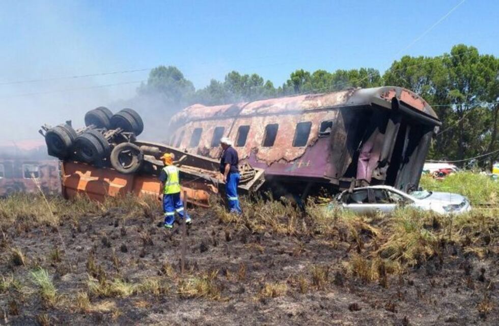 Al menos cuatro muertos y 100 heridos en un accidente de tren en Sudáfrica