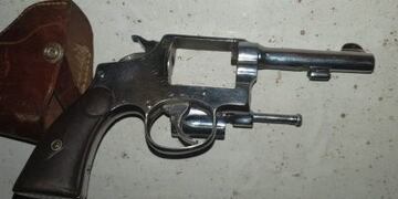 A los jóvenes se les secuestró el arma y el vehículo en el que se movilizaban\u002E (Prensa Policía)