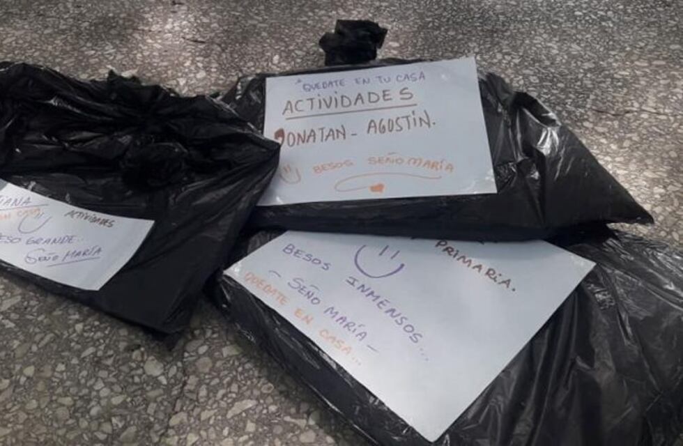 Maestra rural de Maciel les deja tarea en la tranquera a sus alumnos