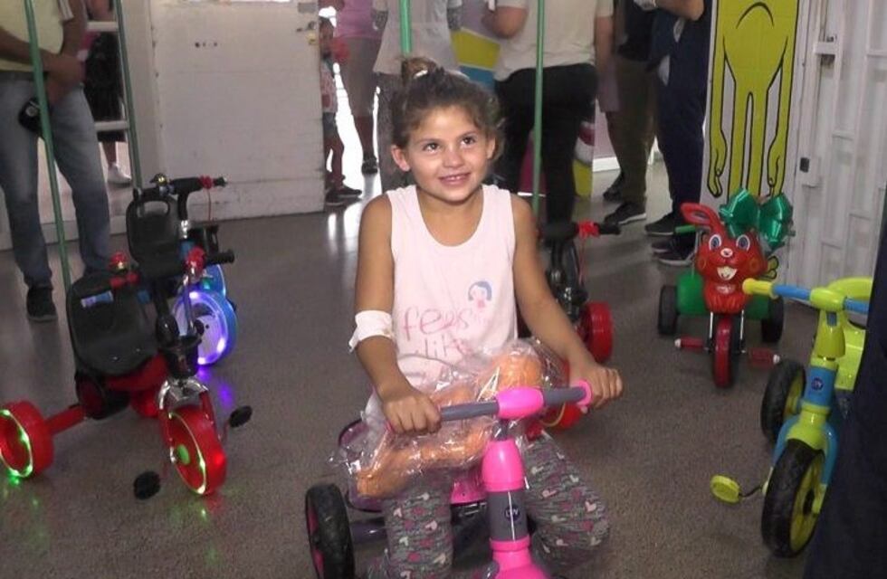 Policías regalaron juguetes a niños internados en el Hospital San Luis