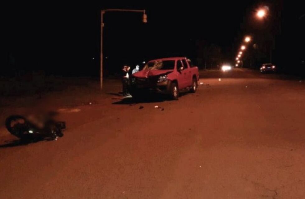 Un cadete de la policía murió tras chocar su moto contra una camioneta
