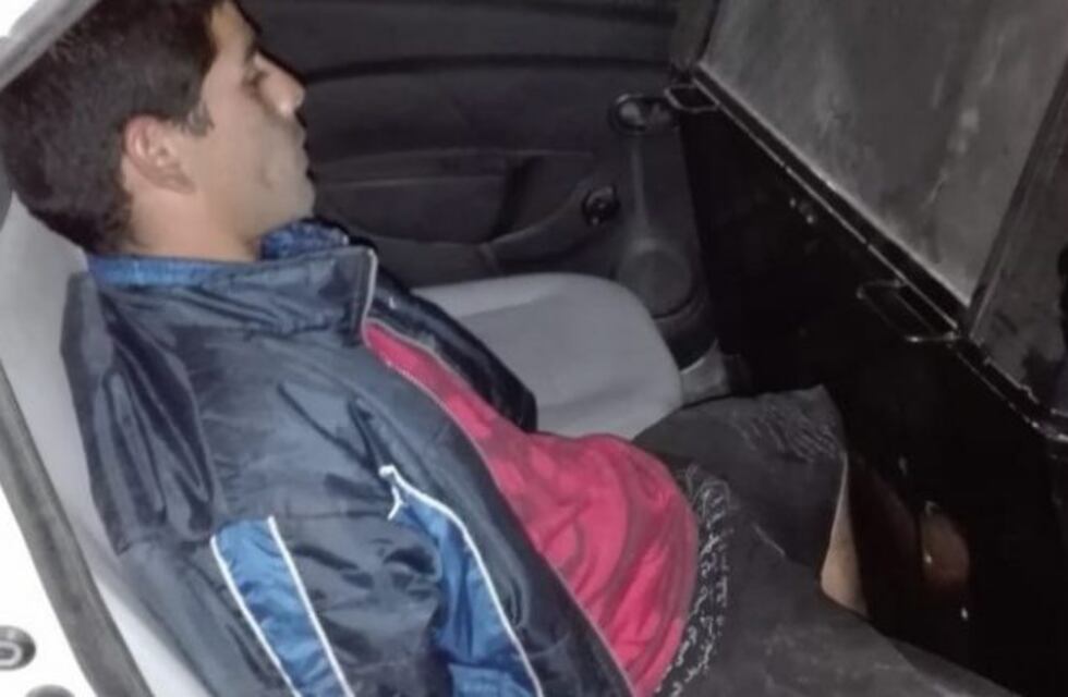 Le robó a una turista, se escondió en una funeraria y lo atraparon