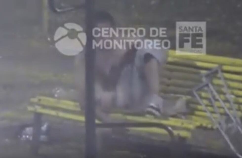 Video: detuvieron a un santafesino que se masturbaba en una plaza frente a los niños