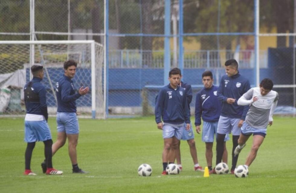 Zielinski designó 18 jugadores para esperar el clásico frente a San Martín