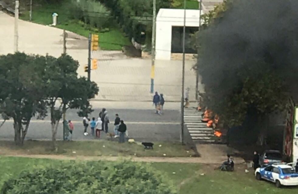 Caos de tránsito en Puerto Norte por un piquete en la salida del túnel Celedonio Escalada
