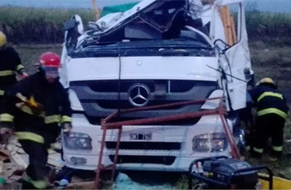 Camionero de Santiago Temple por esquivar una moto, tumbó en la ruta 11