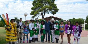 El intendente Leandro Altolaguirre junto a integrantes de los Corsos\u002E