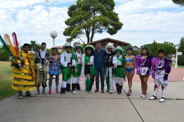 El intendente Leandro Altolaguirre junto a integrantes de los Corsos\u002E