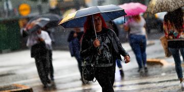 Rige un alerta por lluvias y tormentas fuertes en la Ciudad\u002E (Foto: EFE/David Fernández)