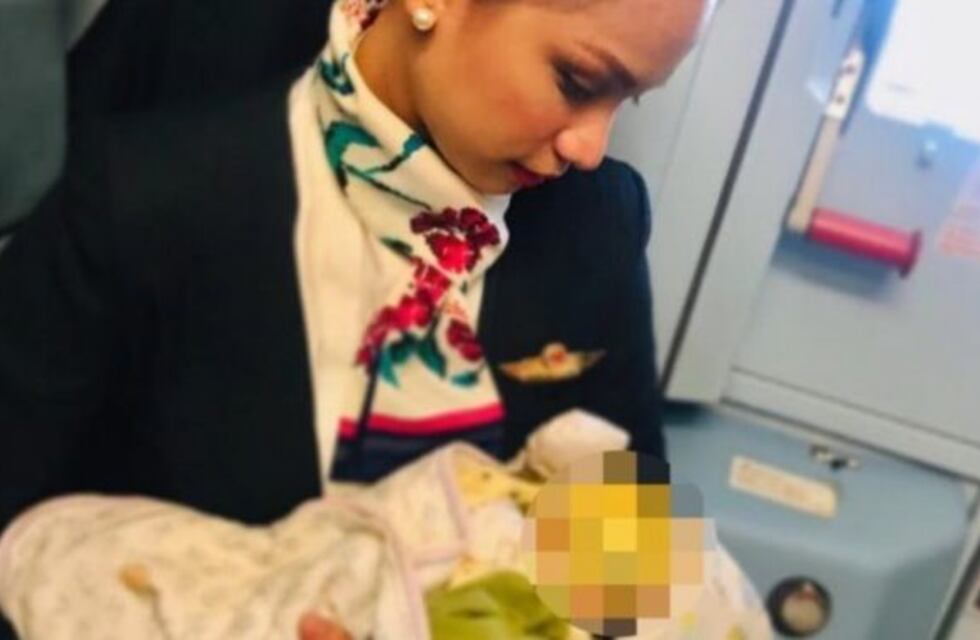 En pleno vuelo, una azafata amamantó a un bebé de una madre que no tenía leche