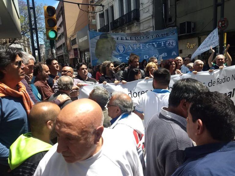 Los trabajadores de Radio Nacional Córdoba llevaron adelante la medida de fuerza para reclamar por sus puestos de trabajo.