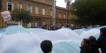 Abrazo solidario al Normal 1