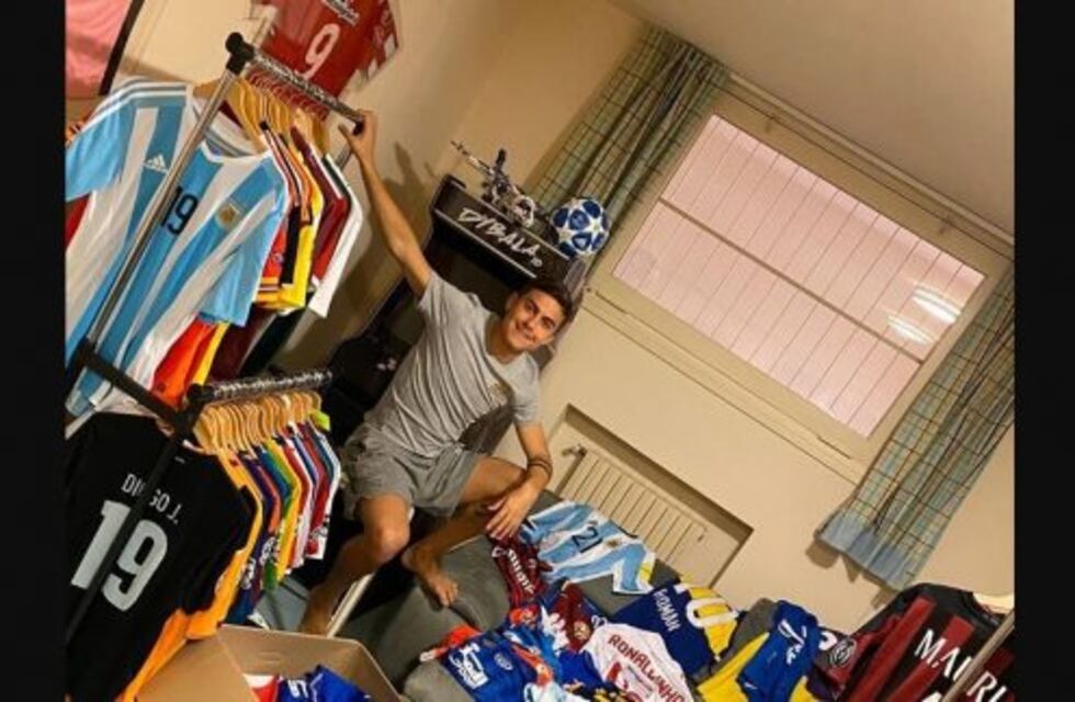 La camiseta de un jugador de Talleres entre las del museo de Paulo Dybala