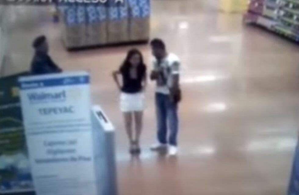 Se sacó la ropa en pleno supermercado para demostrar que no estaba robando