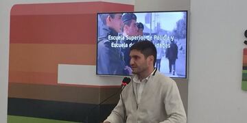 El funcionario presentu00f3 la Escuela de Especialidades para la policu00eda provincial.