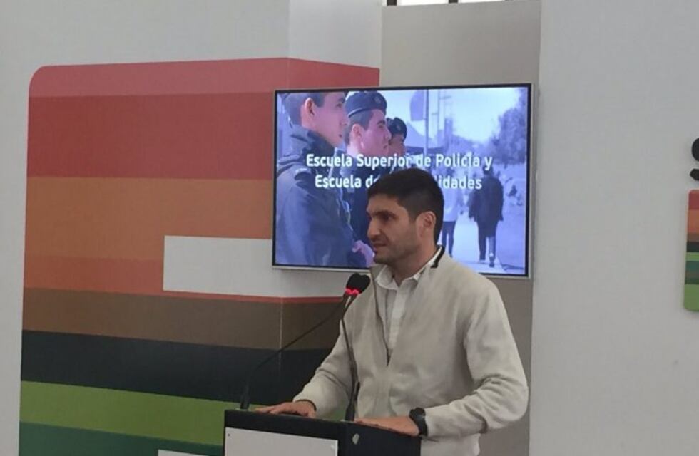 Pullaro reconoció que las comisarías están "llenas" y dijo que van a "descomprimir Rosario"