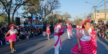 Masiva concurrencia en el desfile por el aniversario de la independencia de Bolivia\u002E