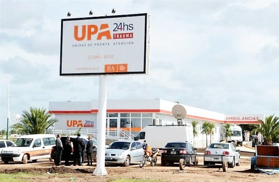 Un menor resultó herido en una mano luego de que un micro de dos pisos chocara con una camioneta en la Ruta 2