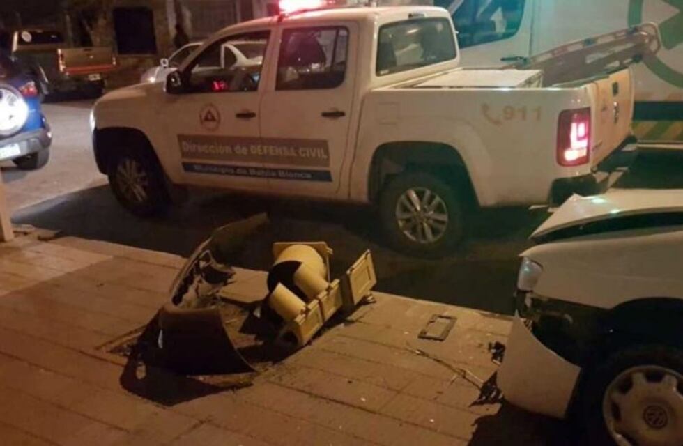 Un semáforo fue derribado tras un choque entre dos autos