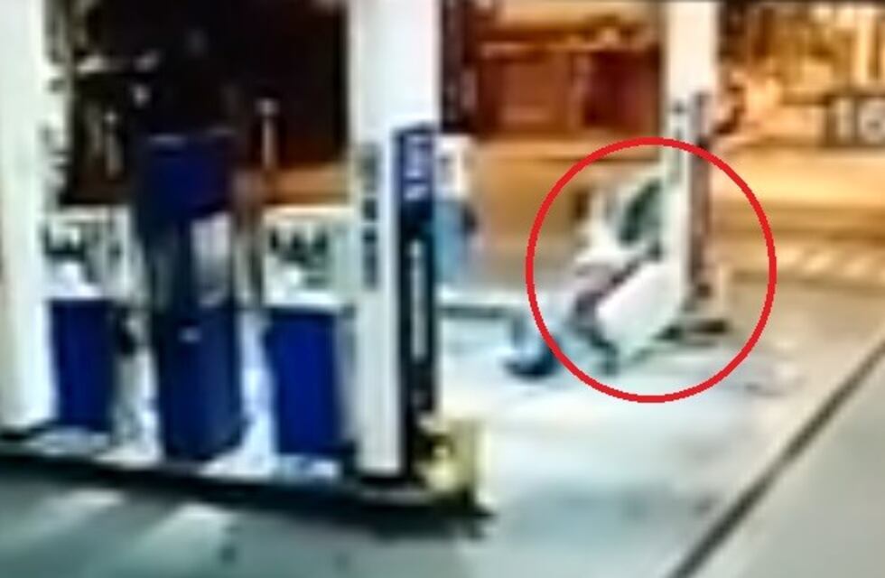 No pudieron frenar y chocaron una moto contra un surtidor de combustible