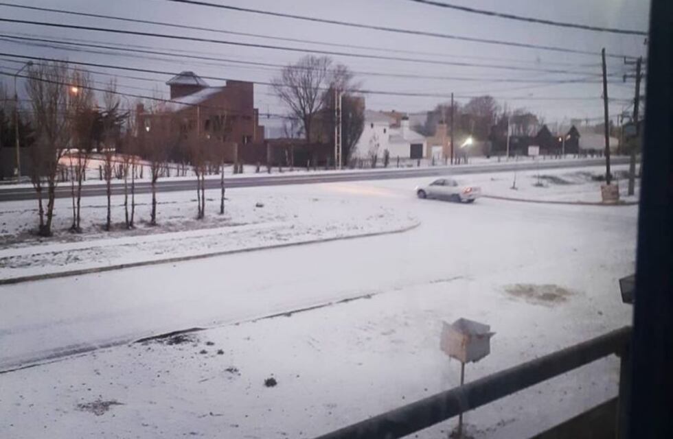 Ola polar: llegó la nieve a Caleta Olivia y en redes las imágenes son las protagonistas
