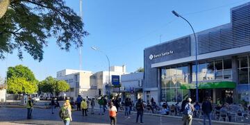 Primer día de bancos abiertos durante la cuarentena en Rafaela