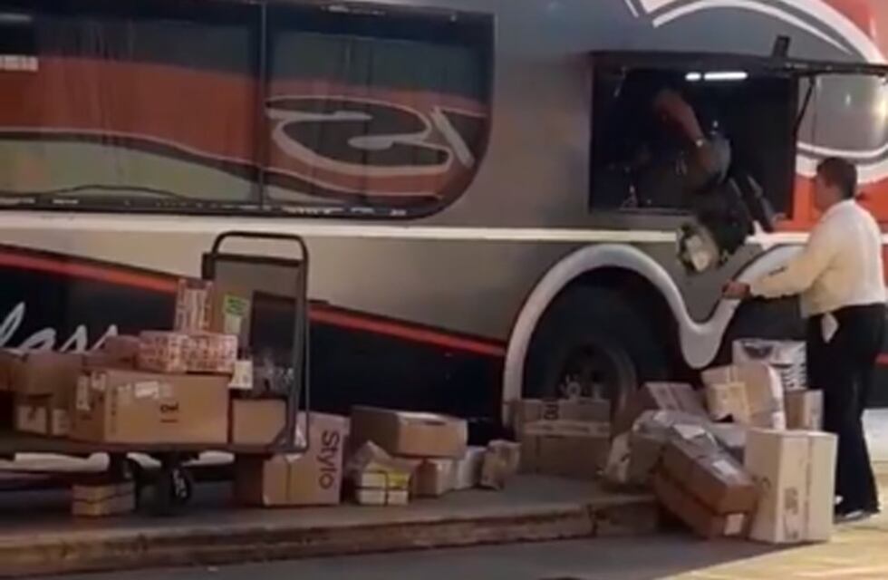Enojo por videos que muestran cómo arrojan encomiendas en la terminal de Río Cuarto