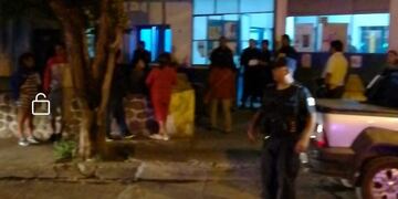 Prendieron fuego un colchón y se autolesionaron