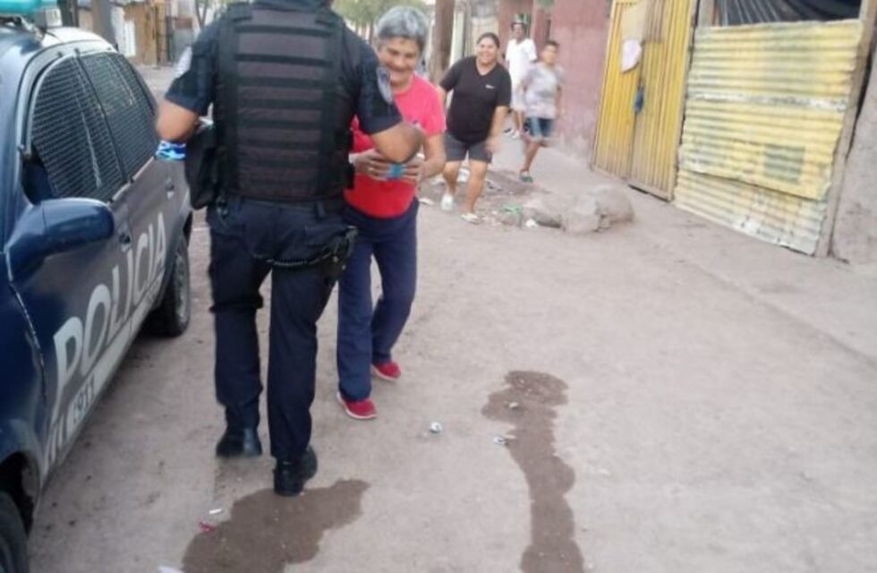 Policías apedreados en el Campo Papa volvieron para entregar donaciones