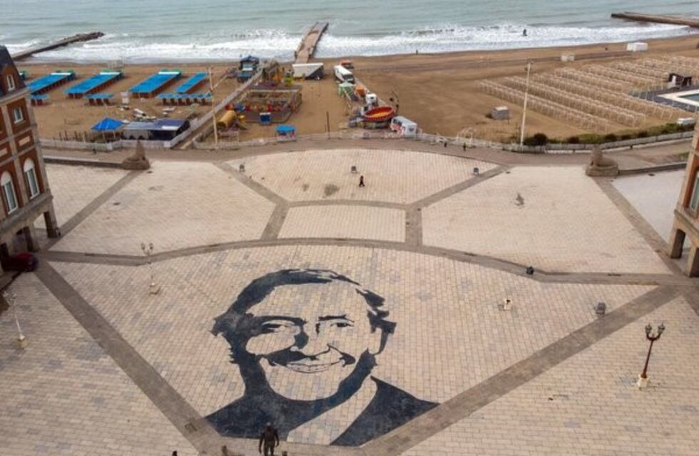 Pintaron la la figura de Néstor Kirchner en la rambla y se desató la polémica