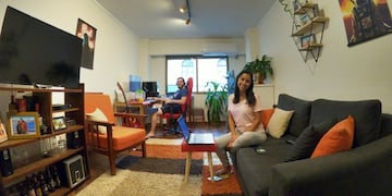 Natalia y Nicolas comparten el aislamiento y el espacio de trabajo que organizaron para este tiempo