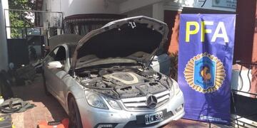 Encuentran a un auto de alta gama con droga oculta e impactos de bala (La Gaceta)