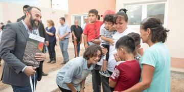 Corpacci habló con las familias, que recibieron su nuevo hogar\u002E
