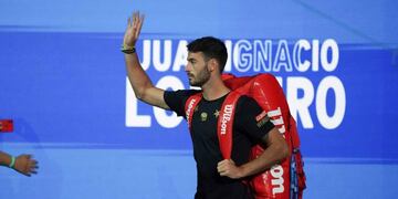 NEW YORK, NEW YORK - AUGUST 28: (L-R) Novak Djokovic of Serbia shakes hands with Juan Ignacio Londero of Argentina after their Men's Singles second round match on day three of the 2019 US Open at the USTA Billie Jean King National Tennis Center on August 28, 2019 in the Flushing neighborhood of the Queens borough of New York City\u002E   Clive Brunskill/Getty Images/AFP\n== FOR NEWSPAPERS, INTERNET, TELCOS & TELEVISION USE ONLY ==