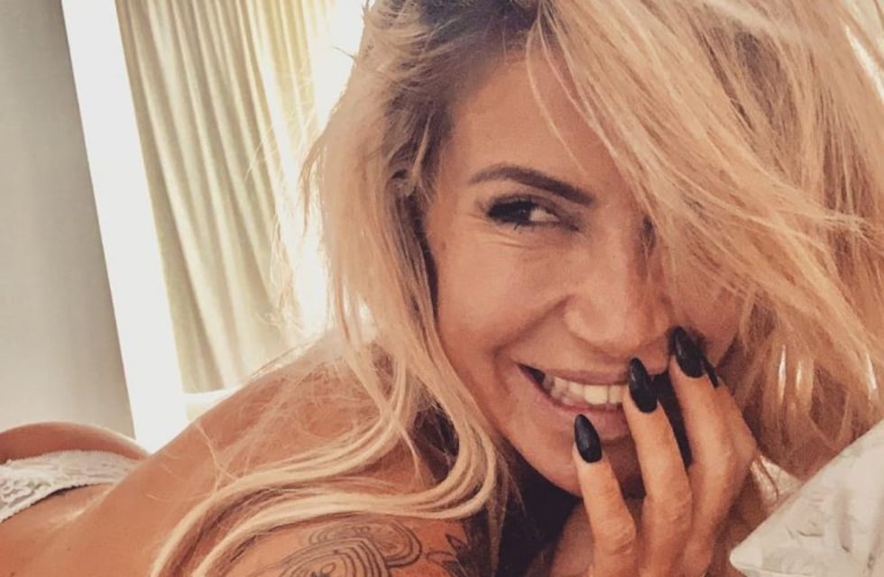 Florencia Peña se fotografió en topless y mirando al mar