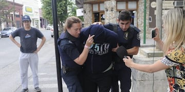 Así trasladaban a Alberto Maldonado, el chofer del micro que volcó en la ruta 2, tras declarar ante el fiscal de Chascomús\u002E (Clarín)