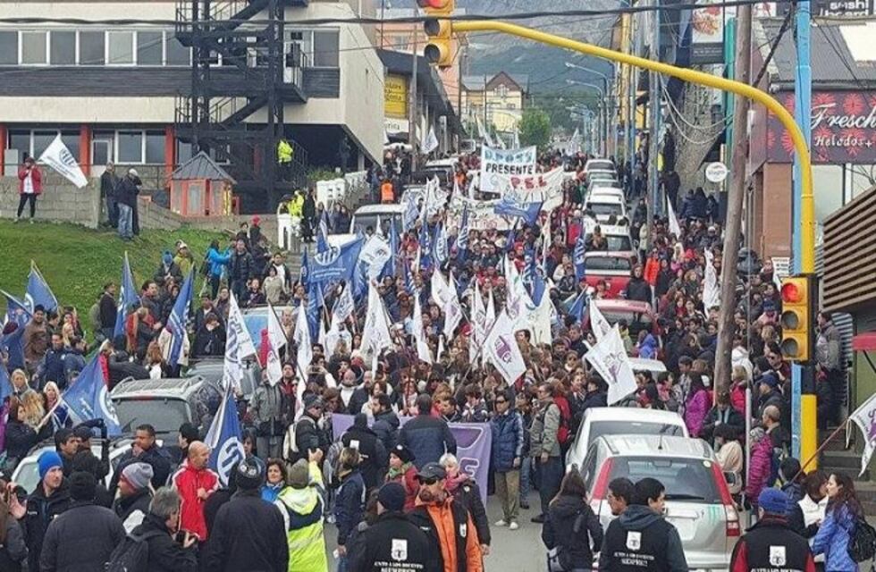 Mas de 7 gremios se reúnen para tratar temas de recomposición salarial