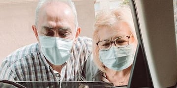 Conoce a su nieto a traves de la ventanilla del auto por el coronavirus: (foto: saraguchi84)