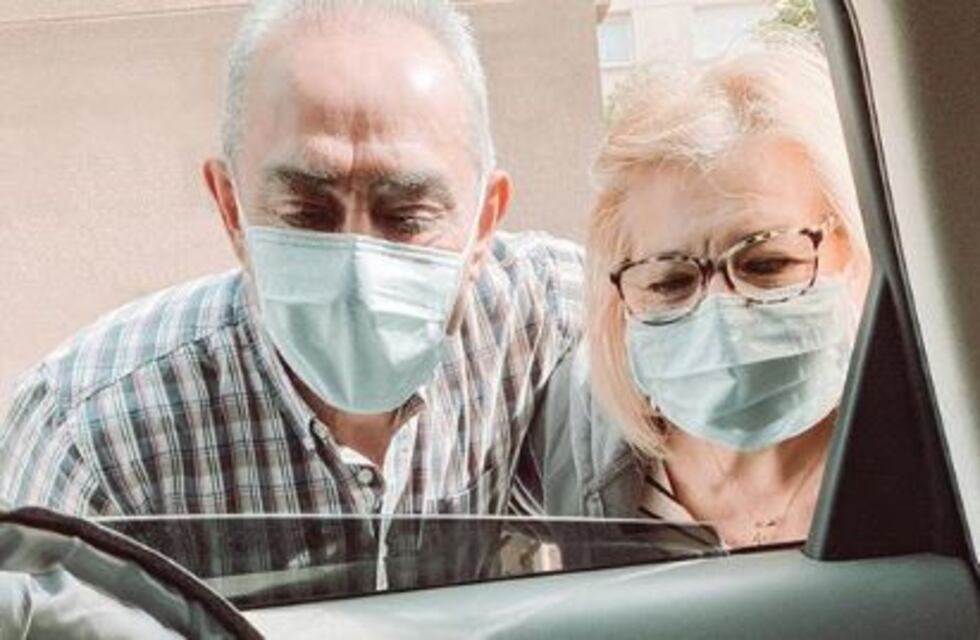 "No la puedo tocar": el lamento de abuelos que conocen a su nieta a través de la ventanilla del auto