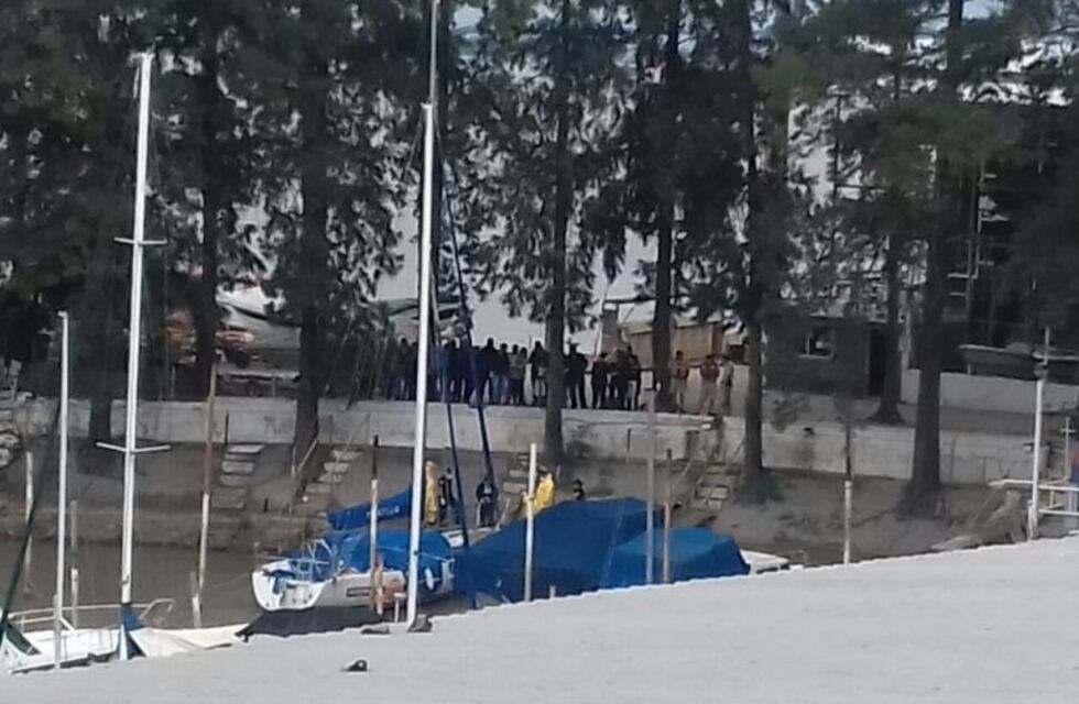 Apareció un cadáver envuelto en bolsas flotando entre veleros amarrados en el Paraná