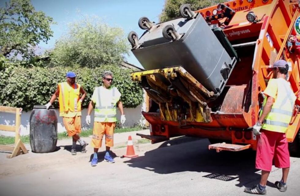 El divertido video de los trabajadores que recolectan la basura al ritmo de 'Tusa'