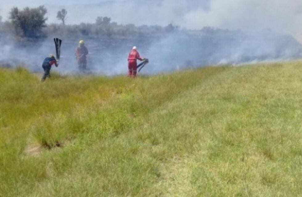 Combaten un voraz incendio en La Punta