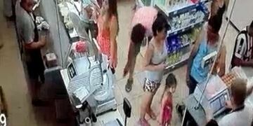 Momento en que el hombre (remera rosada) se inclina para car una foto por debajo de la pollera de la mujer\u002E