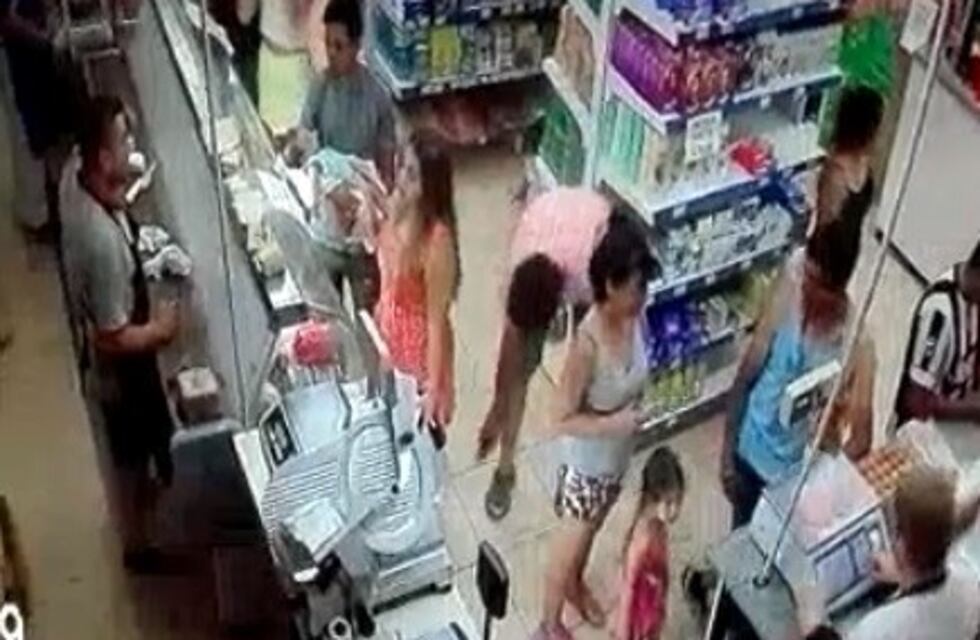 Un hombre filmaba a mujeres por debajo de la pollera mientras compraban
