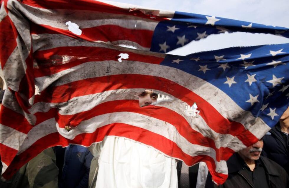 Ataques aéreos en Bagdad: impactaron cerca de la embajada de Estados Unidos y en una base militar