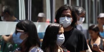 AME5968\u002E LIMA (PERÚ), 19/03/2020\u002E- Varias personas hacen fila para comprar alimentos, este jueves en Lima (Perú)\u002E El país registra 234 pacientes detectados con coronavirus\u002E EFE/Paolo Aguilar