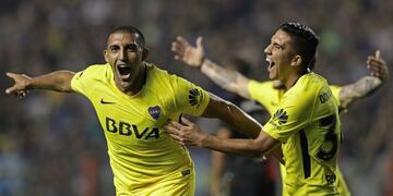 Wanchope Ábila celebra uno de sus goles ante Newell's por la Superliga\u002E / AFP PHOTO / ALEJANDRO PAGNI