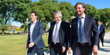 Eduardo 'Wado' De Pedro, Alberto Fernández y Santiago Cafiero\u002E (Foto: Clarín)